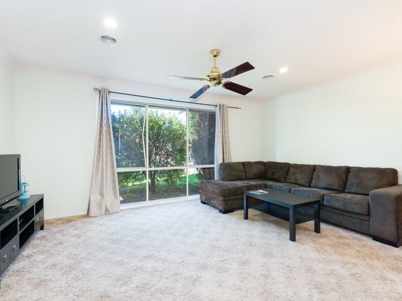 39 Navarre Drive, Cranbourne VIC 3977