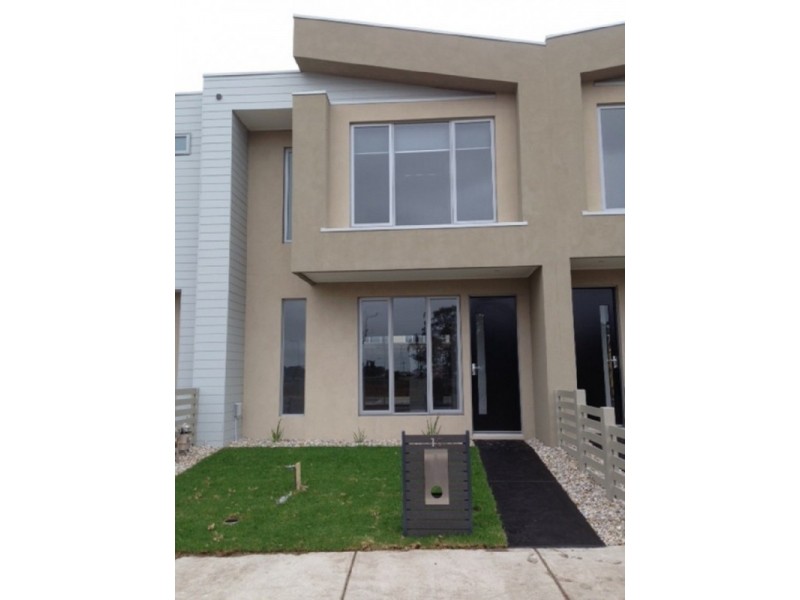 10 Aviara Walk, Cranbourne VIC 3977