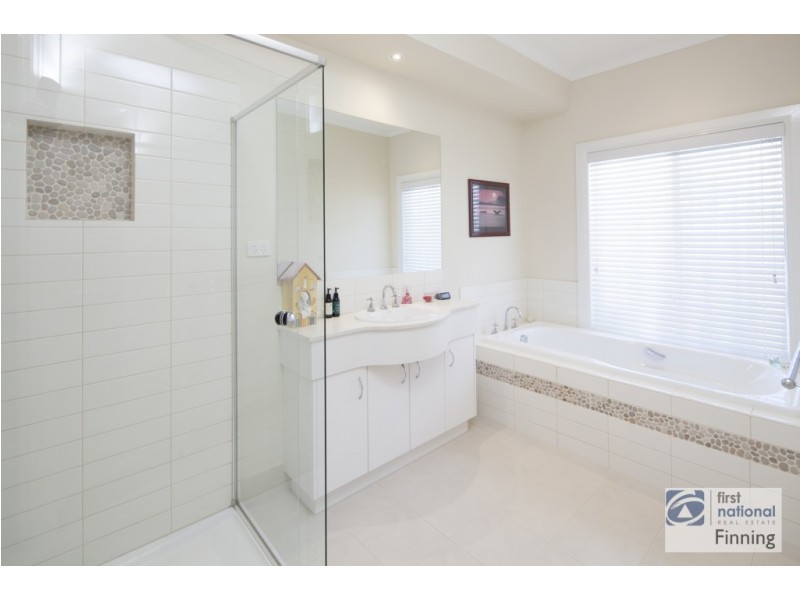 11 Firestone Green, Cranbourne VIC 3977