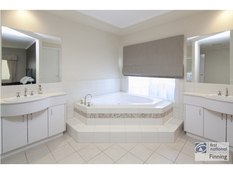 11 Firestone Green, Cranbourne VIC 3977