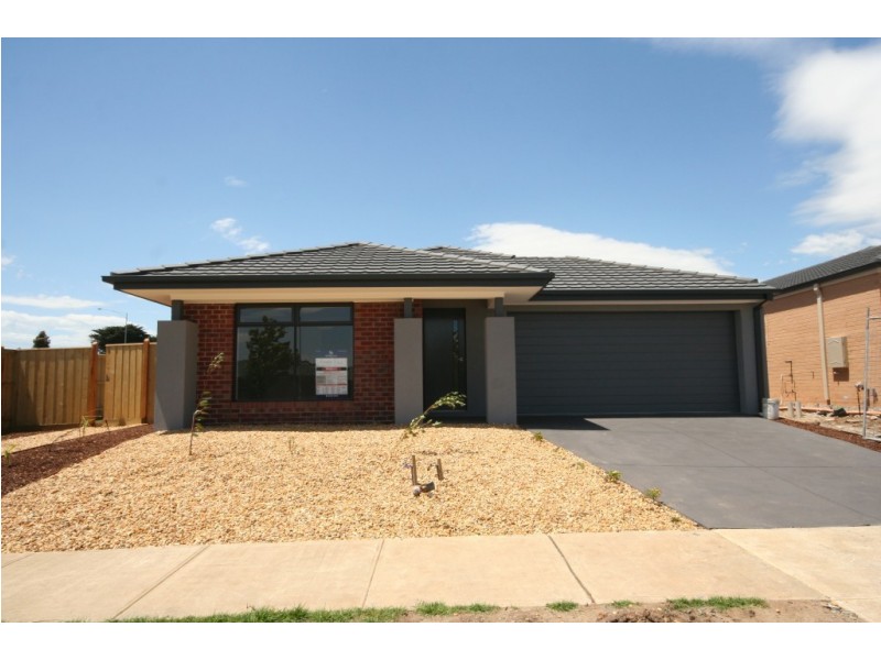 4 Pasadena Boulevard, Clyde VIC 3978