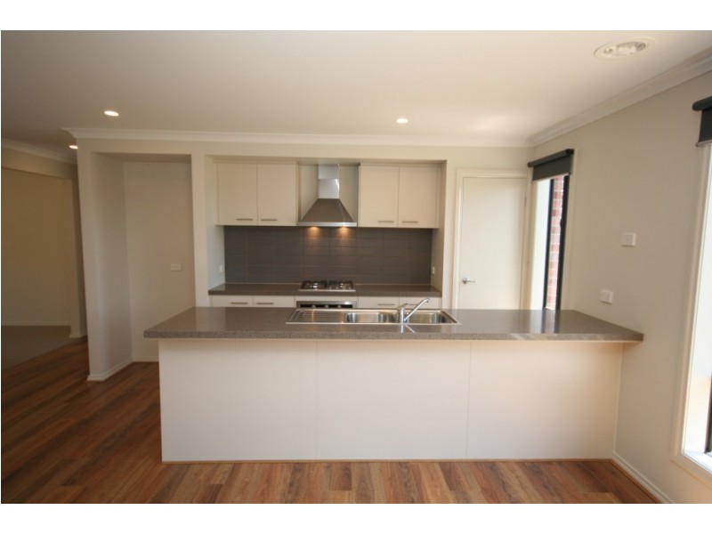 4 Pasadena Boulevard, Clyde VIC 3978