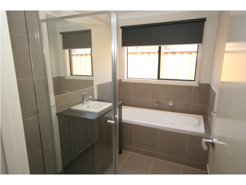 4 Pasadena Boulevard, Clyde VIC 3978