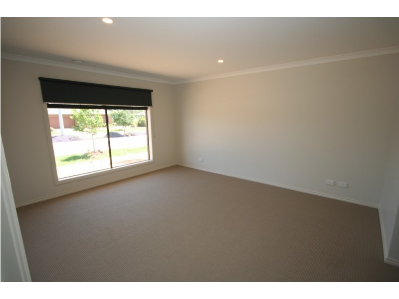 4 Pasadena Boulevard, Clyde VIC 3978