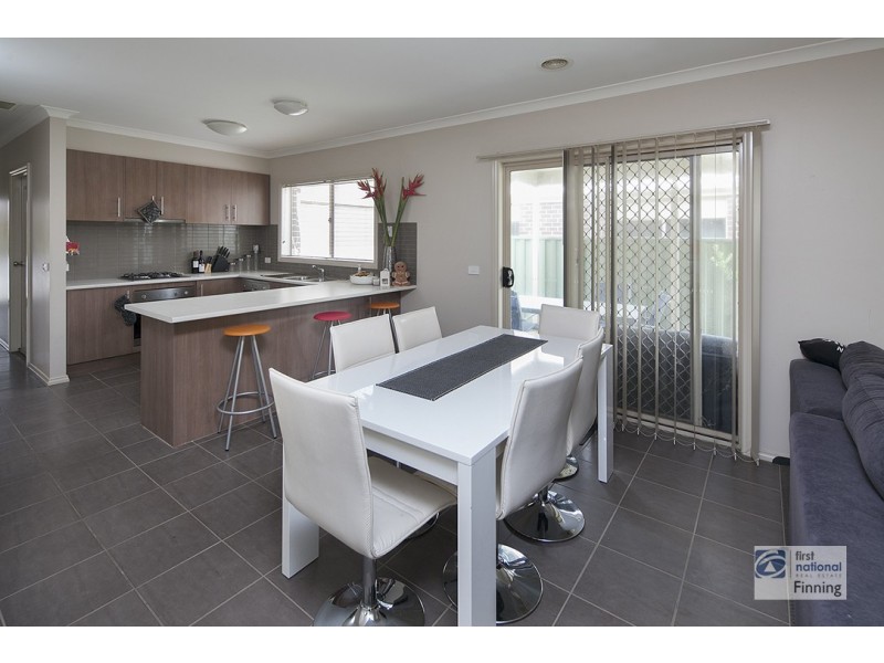 33 Moore Mews, Pakenham VIC 3810