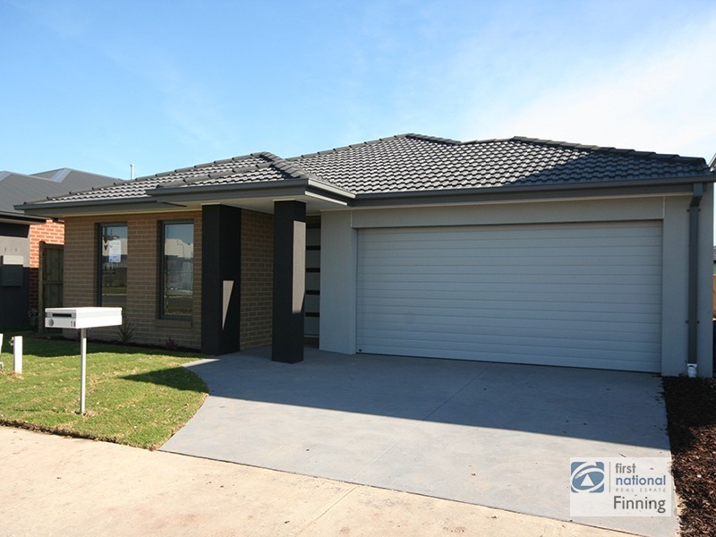 18 Lindwall Drive, Cranbourne West VIC 3977