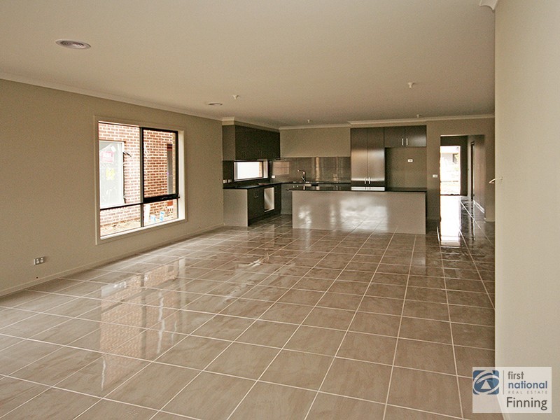 18 Lindwall Drive, Cranbourne West VIC 3977