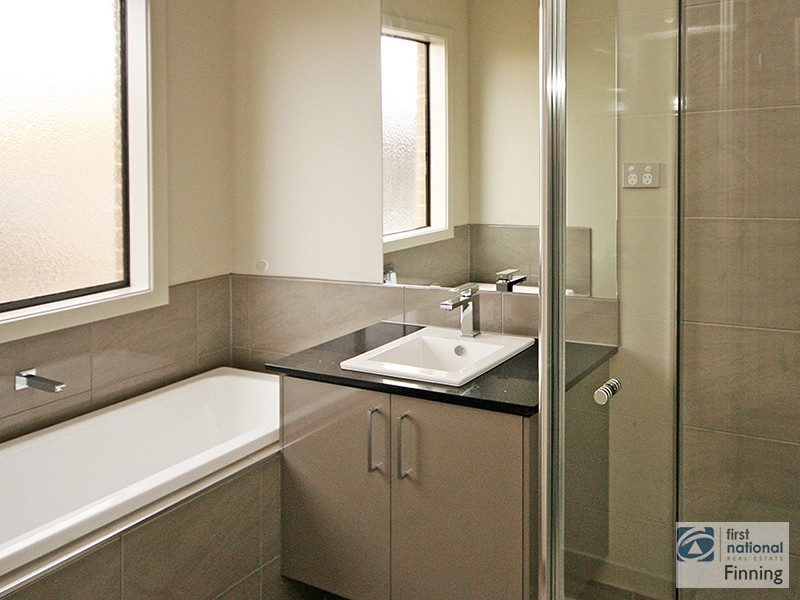 18 Lindwall Drive, Cranbourne West VIC 3977