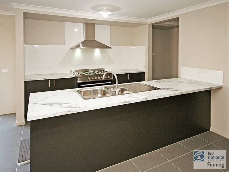 27 Colchester Avenue, Cranbourne West VIC 3977