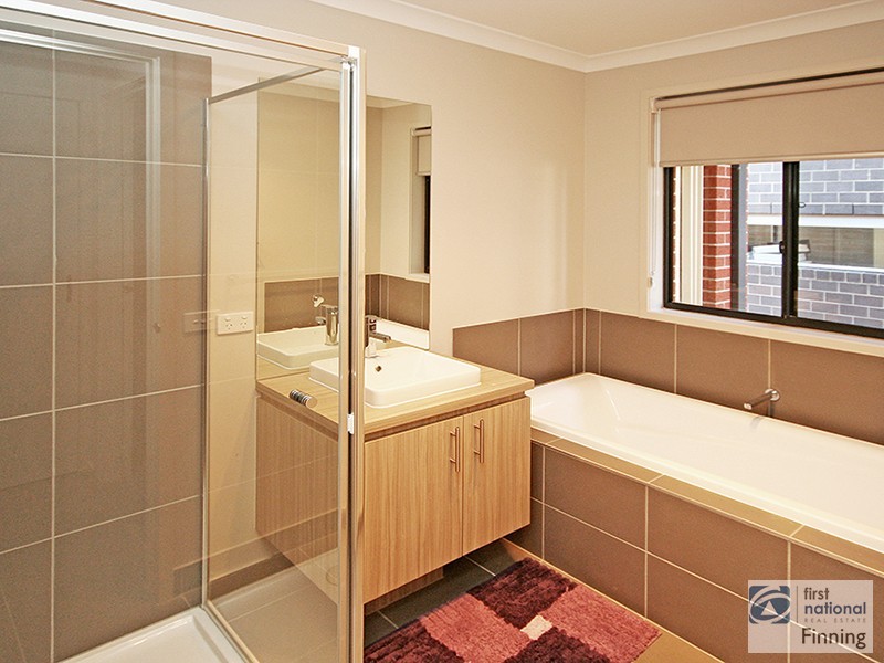 27 Colchester Avenue, Cranbourne West VIC 3977