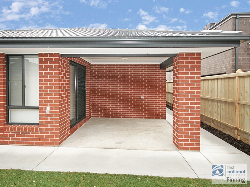 27 Colchester Avenue, Cranbourne West VIC 3977