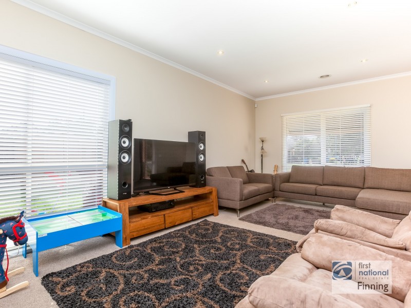 23 Paterson Drive, Lynbrook VIC 3975