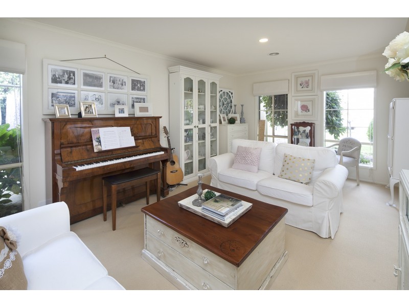 6 Furze Court, Cranbourne West VIC 3977