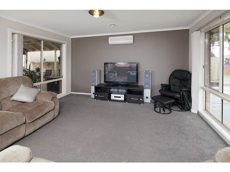 2 Nerrena Rise, Cranbourne West VIC 3977