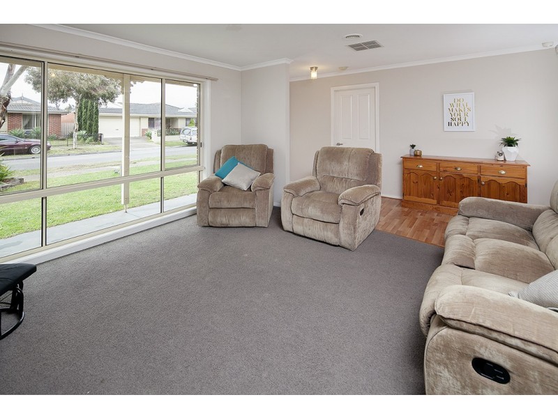 2 Nerrena Rise, Cranbourne West VIC 3977