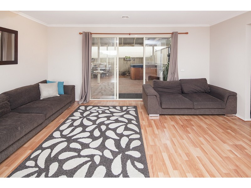 2 Nerrena Rise, Cranbourne West VIC 3977