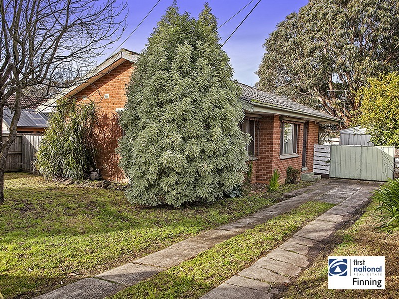 8 Arnold Street, Cranbourne VIC 3977