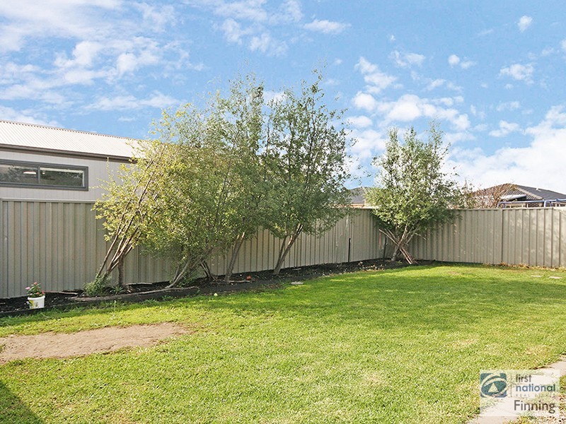 4 Wiltshire Avenue, Cranbourne East VIC 3977