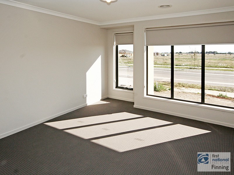 27 Colchester Avenue, Cranbourne West VIC 3977