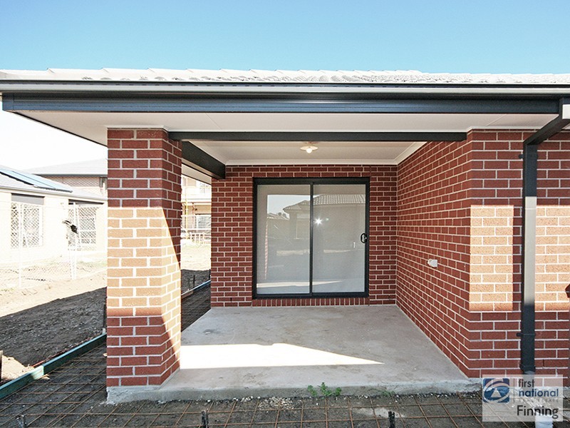 27 Colchester Avenue, Cranbourne West VIC 3977