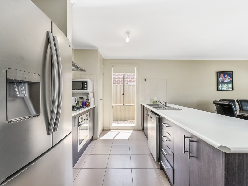 6 Aquitane Drive, Cranbourne East VIC 3977