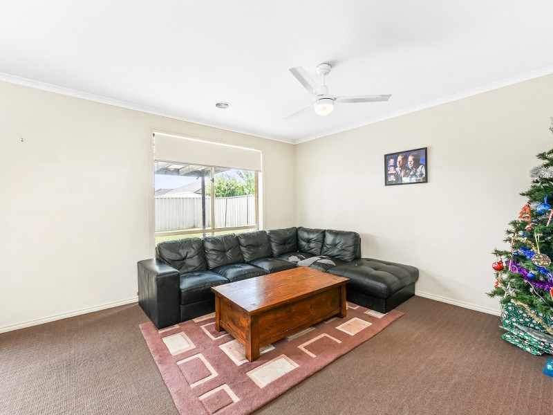 6 Aquitane Drive, Cranbourne East VIC 3977