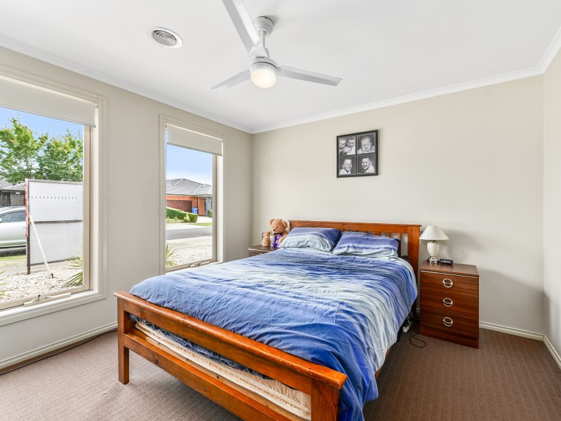 6 Aquitane Drive, Cranbourne East VIC 3977