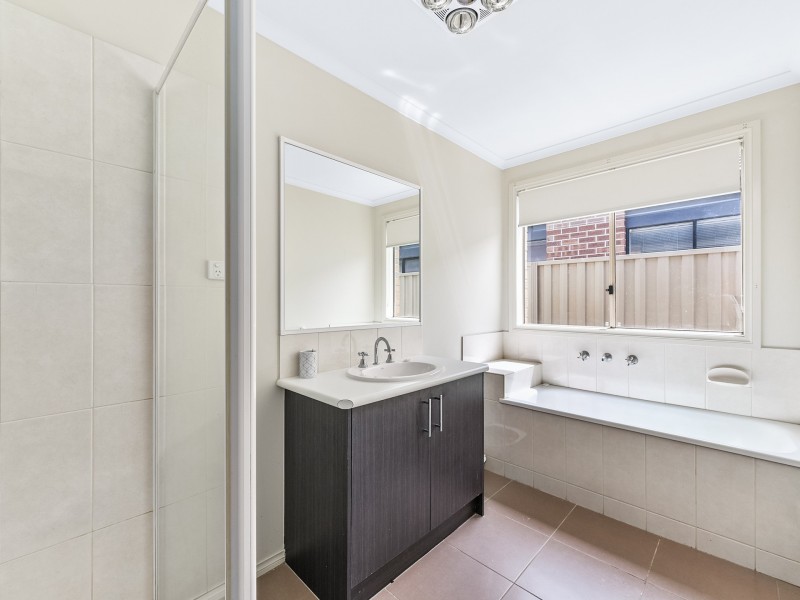 6 Aquitane Drive, Cranbourne East VIC 3977