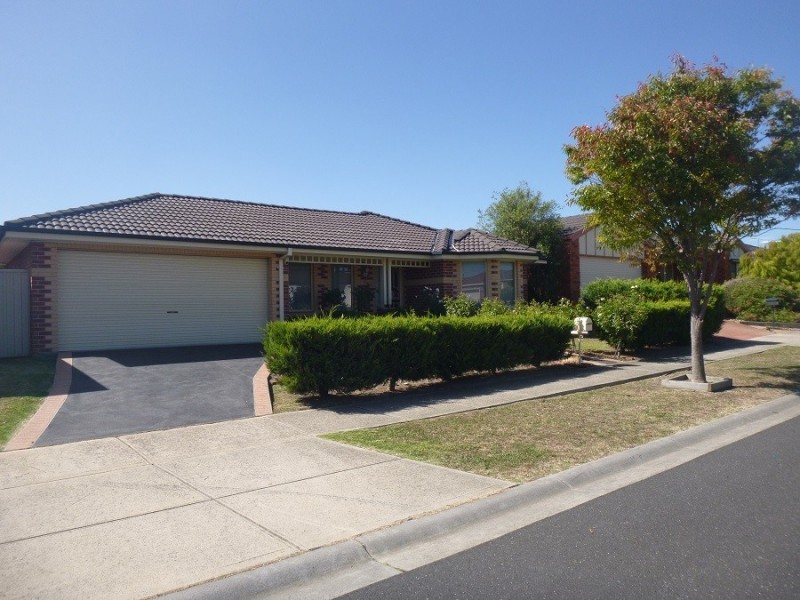 8 Gatehouse Parade, Cranbourne East VIC 3977