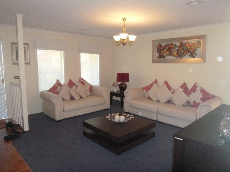 8 Gatehouse Parade, Cranbourne East VIC 3977