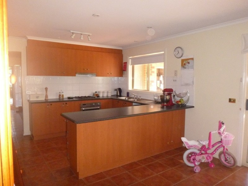 8 Gatehouse Parade, Cranbourne East VIC 3977