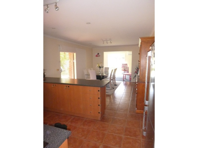 8 Gatehouse Parade, Cranbourne East VIC 3977