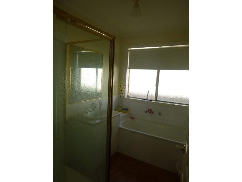 8 Gatehouse Parade, Cranbourne East VIC 3977