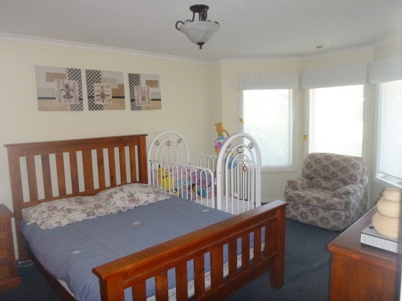 8 Gatehouse Parade, Cranbourne East VIC 3977