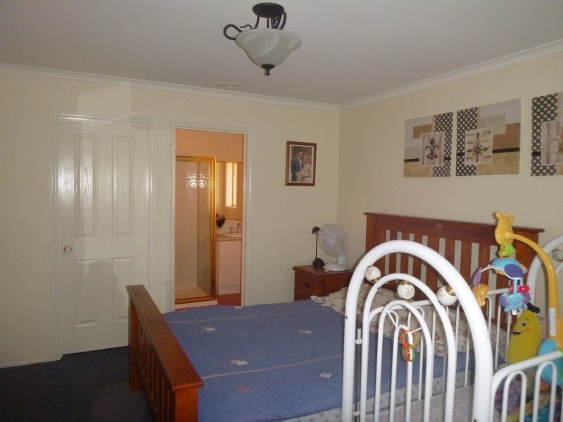 8 Gatehouse Parade, Cranbourne East VIC 3977