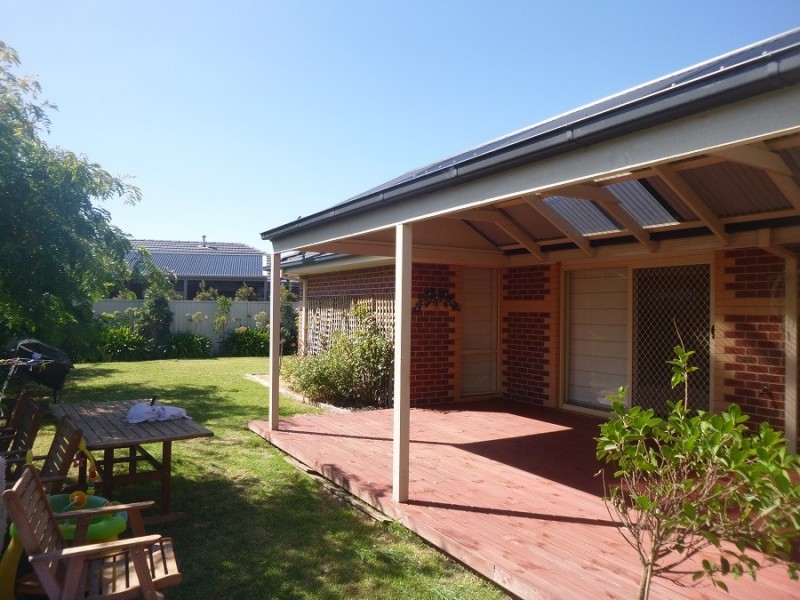 8 Gatehouse Parade, Cranbourne East VIC 3977