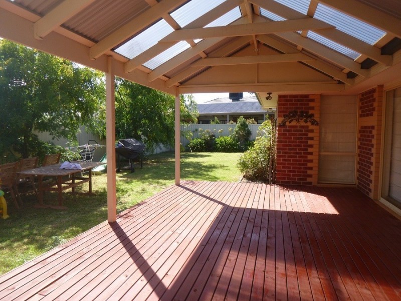 8 Gatehouse Parade, Cranbourne East VIC 3977