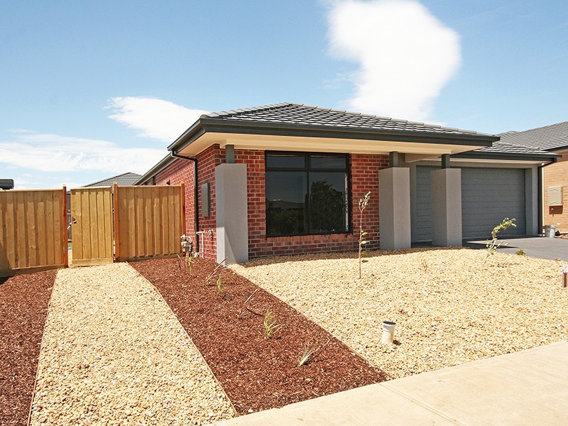 4 Pasadena Boulevard, Clyde VIC 3978