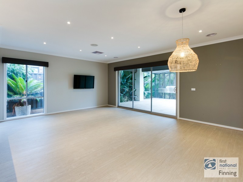 10 Eliburn Drive, Cranbourne East VIC 3977