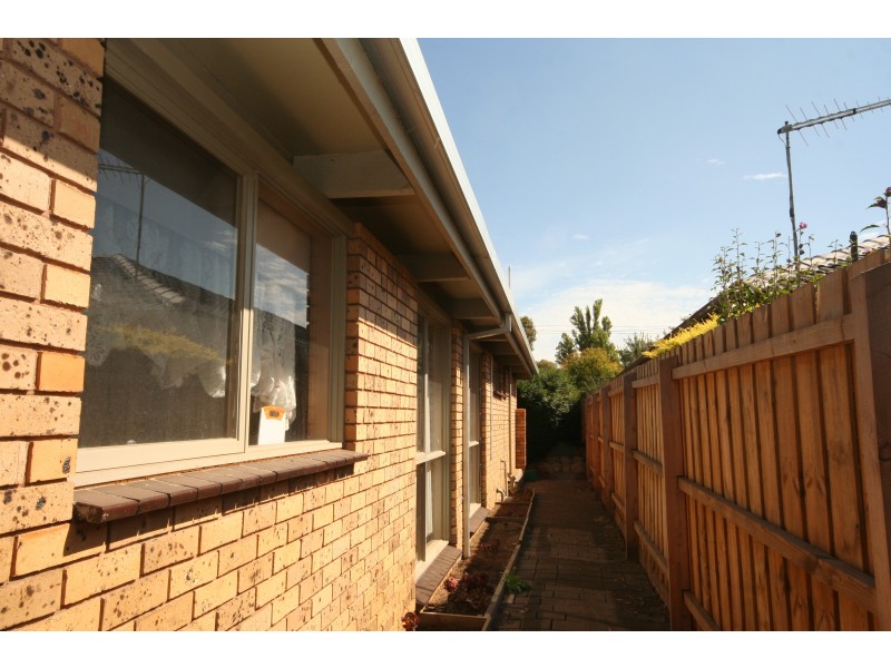 2 Circle Drive North, Cranbourne VIC 3977