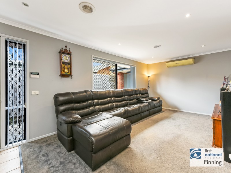 17 Friendship Close, Cranbourne West VIC 3977