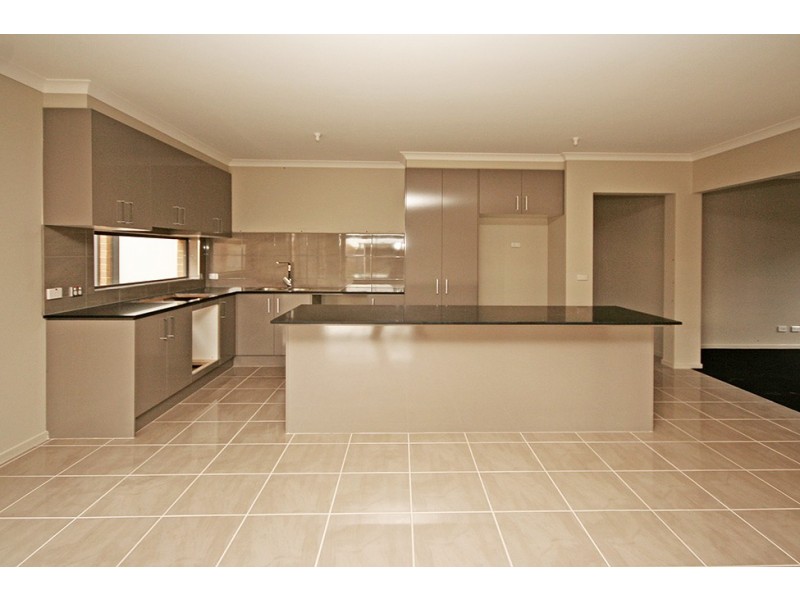 18 Lindwall Drive, Cranbourne West VIC 3977