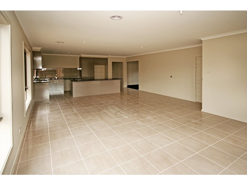 18 Lindwall Drive, Cranbourne West VIC 3977