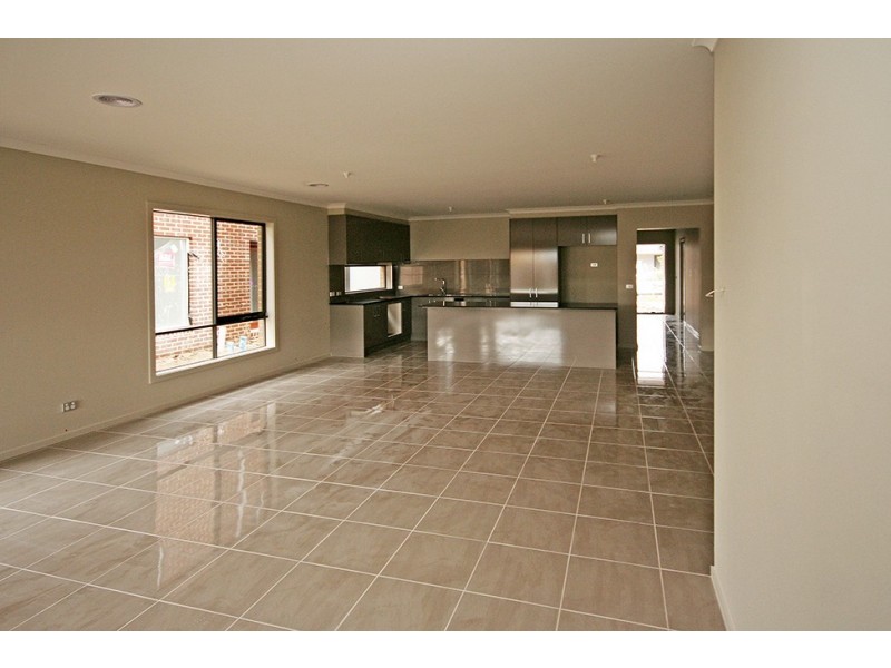 18 Lindwall Drive, Cranbourne West VIC 3977