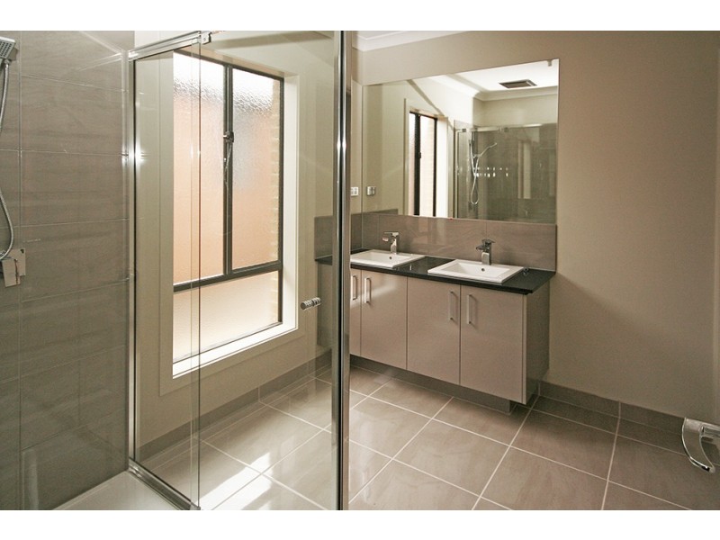 18 Lindwall Drive, Cranbourne West VIC 3977