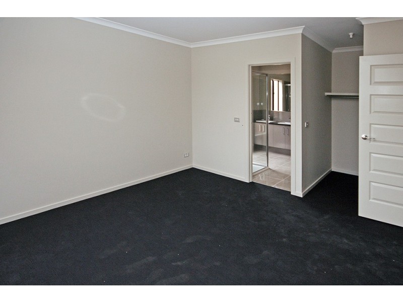 18 Lindwall Drive, Cranbourne West VIC 3977