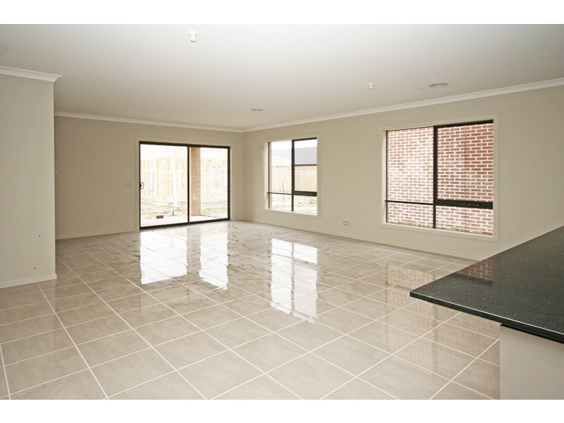18 Lindwall Drive, Cranbourne West VIC 3977
