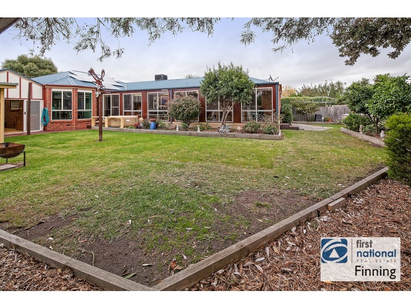 12 Prestwick Green, Cranbourne VIC 3977