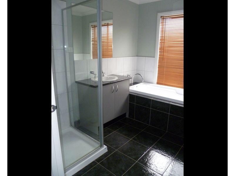 16 Rosslare Place, Cranbourne VIC 3977