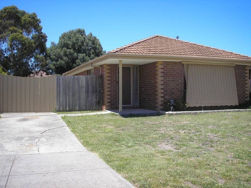 12 Crystal Gardens, Cranbourne VIC 3977
